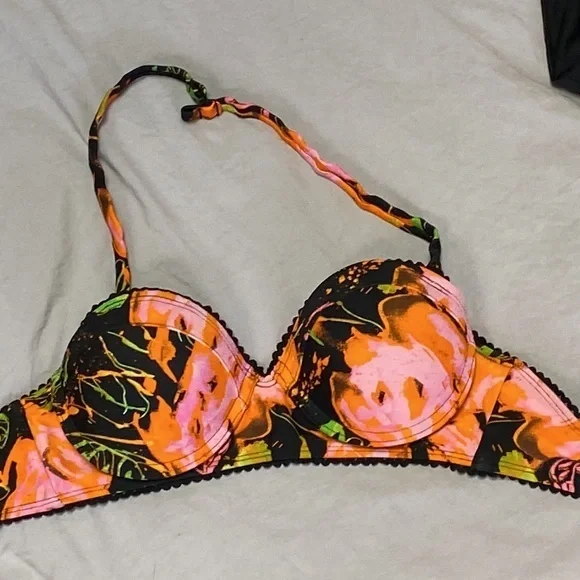 Bikini - Picture 6 of 10